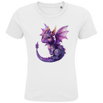 Ein weißes Kinder-T-Shirt, bedruckt mit einem niedlichen lila Drachen. Der Drache hat große, freundliche Augen, goldene Hörner und schimmernde Flügel, die mit kleinen Sternen und glitzernden Punkten verziert sind. Der Detailreichtum des Designs, von den zarten Schuppen bis zu den leuchtenden Farben, macht das Motiv besonders ansprechend und fantasievoll. Ein ideales T-Shirt für Kinder, die magische und zauberhafte Motive lieben.