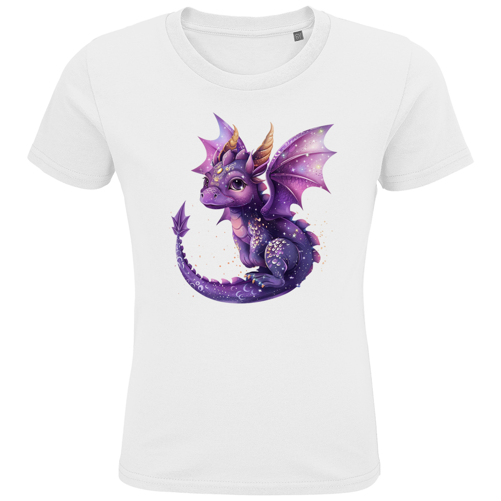 Ein weißes Kinder-T-Shirt, bedruckt mit einem niedlichen lila Drachen. Der Drache hat große, freundliche Augen, goldene Hörner und schimmernde Flügel, die mit kleinen Sternen und glitzernden Punkten verziert sind. Der Detailreichtum des Designs, von den zarten Schuppen bis zu den leuchtenden Farben, macht das Motiv besonders ansprechend und fantasievoll. Ein ideales T-Shirt für Kinder, die magische und zauberhafte Motive lieben.