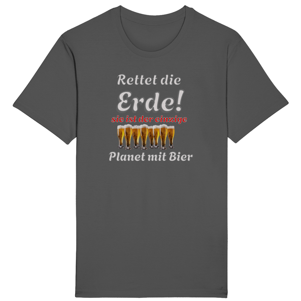 Graues T-Shirt mit einem humorvollen Spruch in weißer und roter Schrift: „Rettet die Erde! Sie ist der einzige Planet mit Bier.“ Die Worte „Rettet die Erde!“ sind groß und auffällig gestaltet, mit grauem Schatten. Der Satz „sie ist der einzige“ ist in roter Schrift hervorgehoben. Unter dem Text sind mehrere Biergläser nebeneinander angeordnet, die die humorvolle Aussage unterstreichen.