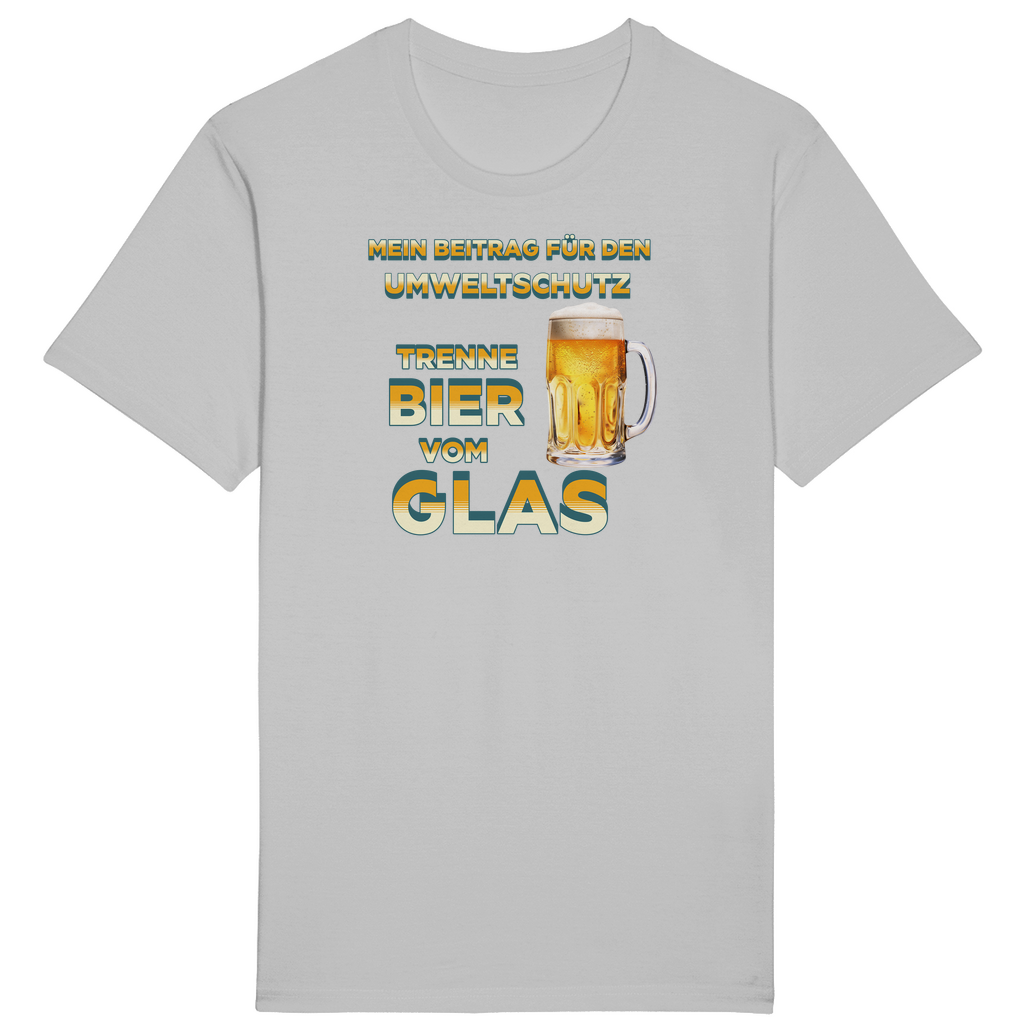 Hellgraues T-Shirt mit einem humorvollen Spruch zum Umweltschutz in gelb-weiß-blauem Farbverlauf: „Mein Beitrag für den Umweltschutz – Trenne Bier vom Glas“. Neben dem Text befindet sich ein Bierkrug mit goldenem Bier und Schaum.