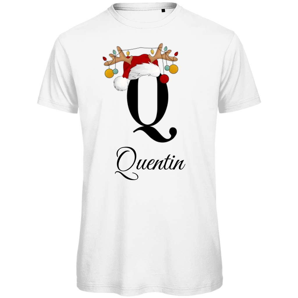 Ein weißes T-Shirt mit einem weihnachtlichen Design. Der große Buchstabe "Q" ist mittig auf der Brust abgebildet und trägt einen Weihnachtsmann-Hut sowie Rentiergeweihe, an denen bunte Weihnachtskugeln hängen. Unterhalb des Buchstabens steht der Name "Quentin" in eleganter, geschwungener Schrift. Das Design vermittelt eine festliche Stimmung und ist personalisiert für den Namen Quentin.