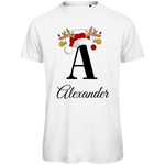 Ein weißes T-Shirt mit einem weihnachtlichen „A“-Design in Schwarz. Der Buchstabe ist mit einem Weihnachtsmann-Hut und Rentiergeweihen verziert, an denen bunte Kugeln hängen. Unter dem Buchstaben steht der Name „Alexander“ in eleganter, geschwungener Schrift. Das T-Shirt strahlt eine festliche und personalisierte Stimmung aus, ideal für die Weihnachtszeit.