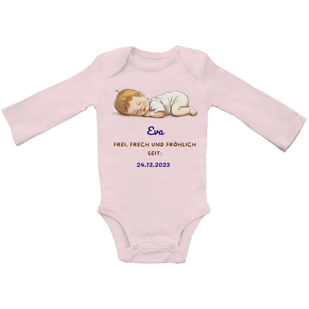 Langärmeliger in Farbe Powder Pink. Ein Baby Bio Body aus zertifizierter Bio-Baumwolle, personalisiert mit Namen und Geburtsdatum. Hautfreundlich und weich, mit Envelope-Ausschnitt und nickelfreien Druckknöpfen, ideal für empfindliche Babyhaut. Verfügbar in Größen von 0/3 Monaten bis 12/18 Monaten.