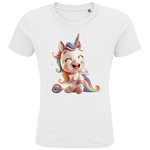 Ein weißes Kinder-T-Shirt mit einem fröhlichen Einhorn-Design. Das Einhorn hat eine pastellfarbene Regenbogenmähne und einen passenden Schweif. Es sitzt lachend auf dem T-Shirt und strahlt pure Freude aus. Das Motiv ist in leuchtenden Farben gestaltet und hebt sich gut vom weißen Hintergrund des T-Shirts ab, ideal für kleine Einhorn-Fans und perfekt für farbenfrohe, magische Momente.