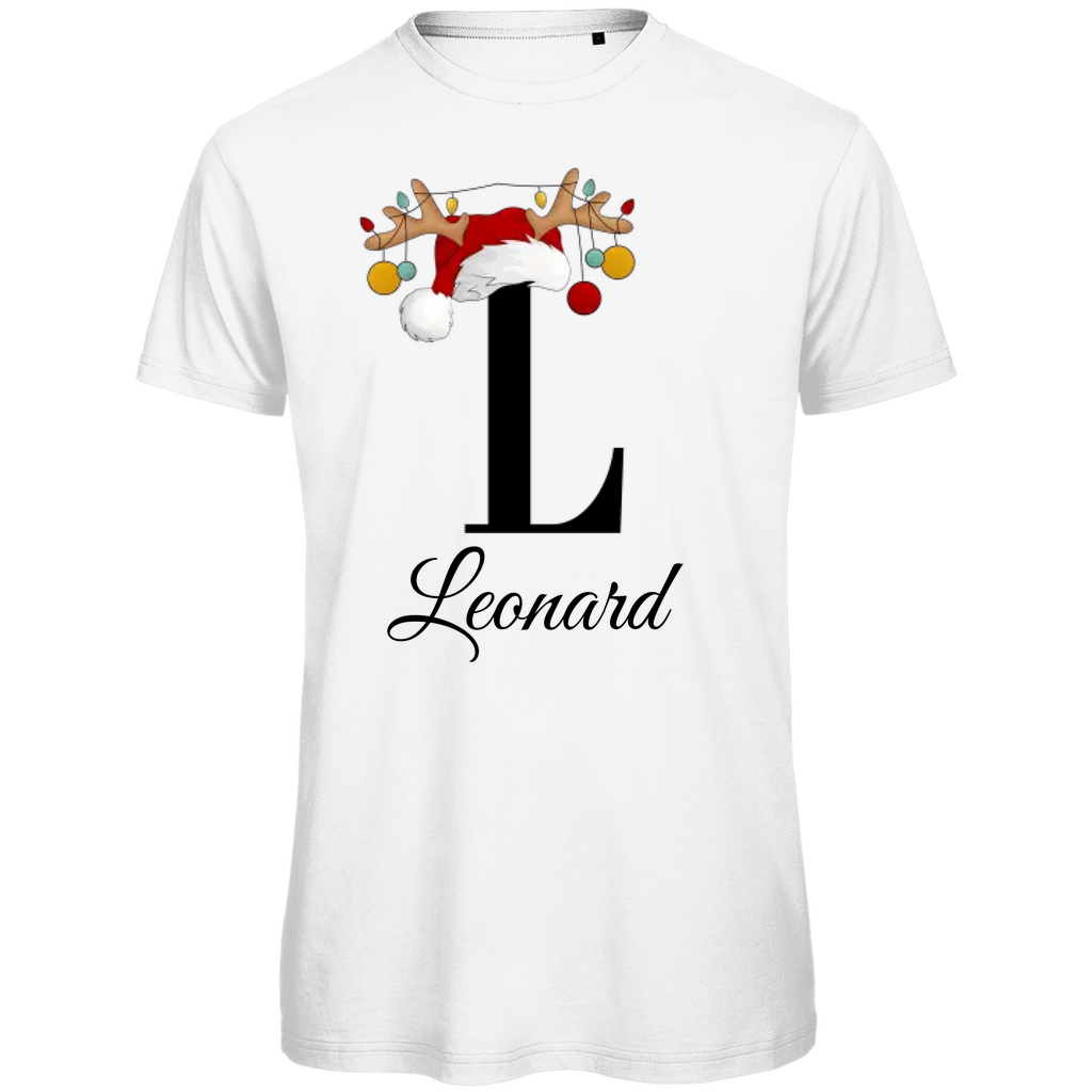 Ein weißes T-Shirt mit einem weihnachtlichen Design. Der große Buchstabe "L" ist mittig auf der Brust abgebildet und trägt einen Weihnachtsmann-Hut sowie Rentiergeweihe, an denen bunte Weihnachtskugeln hängen. Unterhalb des Buchstabens steht der Name "Leonard" in eleganter, geschwungener Schrift. Das Design vermittelt eine festliche Stimmung und ist personalisiert für den Namen Leonard.