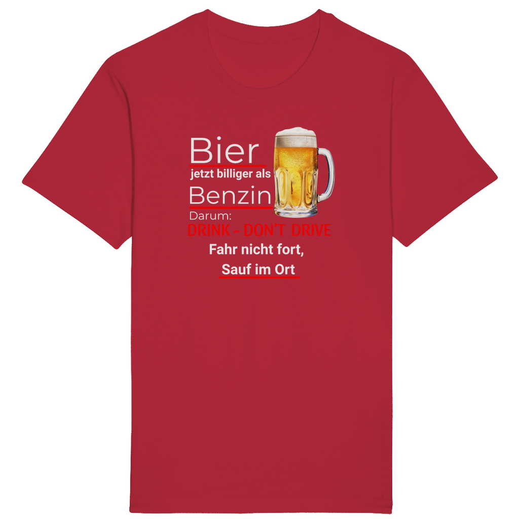 Rotes T-Shirt mit einem humorvollen Spruch in weißer und roter Schrift: „Bier jetzt billiger als Benzin. Darum: DRINK - DON'T DRIVE. Fahr nicht fort, sauf im Ort.“ Neben dem Text befindet sich ein Bierkrug mit goldenem Bier und Schaum. Der Text spielt humorvoll auf das Thema Trinken und Fahren an.