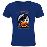 Ein blaues T-Shirt mit einem auffälligen Halloween-Design. Eine Krähe sitzt auf einem leuchtenden Kürbis, während im Hintergrund ein großer Vollmond und eine fliegende Fledermaus zu sehen sind. Oberhalb des Bildes steht der Schriftzug „The Crow Night“, darunter „Shadows of Halloween“. Das Design strahlt eine düstere und geheimnisvolle Halloween-Stimmung aus.