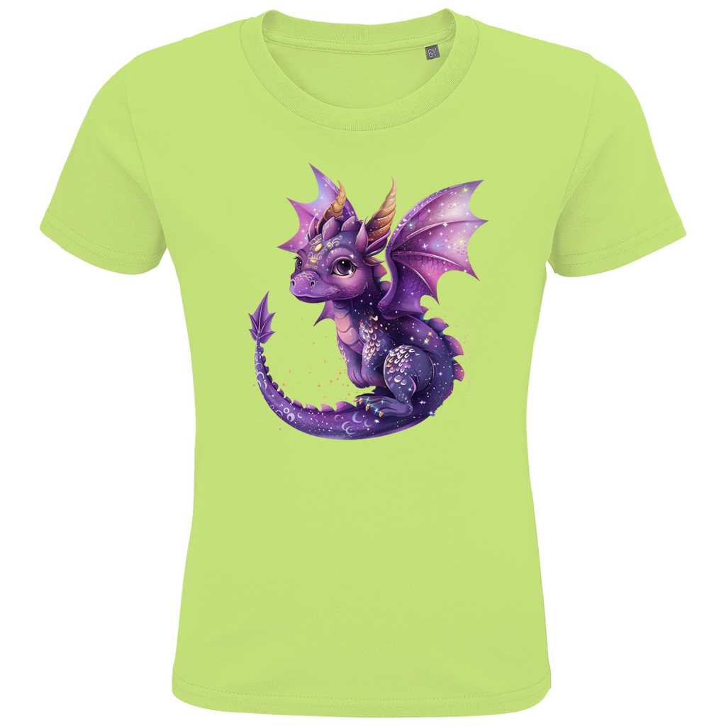 Ein hellgrünes Kinder-T-Shirt, bedruckt mit einem niedlichen lila Drachen. Der Drache hat große, freundliche Augen, goldene Hörner und schimmernde Flügel, die mit kleinen Sternen und glitzernden Punkten verziert sind. Der Detailreichtum des Designs, von den zarten Schuppen bis zu den leuchtenden Farben, macht das Motiv besonders ansprechend und fantasievoll. Ein ideales T-Shirt für Kinder, die magische und zauberhafte Motive lieben.