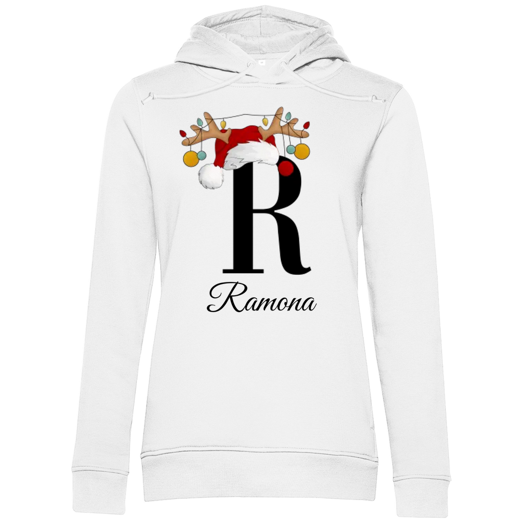 Das Bild zeigt einen weißen Hoodie mit einem personalisierten, weihnachtlichen Design. Im Mittelpunkt des Designs steht der Buchstabe "R", geschmückt mit einem Rentiergeweih, einem Weihnachtsmann-Hut und bunten Kugeln, die eine festliche Stimmung verbreiten. Unterhalb des Buchstabens ist der Name "Danielle" in einer eleganten, geschwungenen Schrift abgebildet. Der Hoodie vereint weihnachtliche Elemente mit einer individuellen Note und eignet sich perfekt als persönliches Weihnachtsgeschenk.