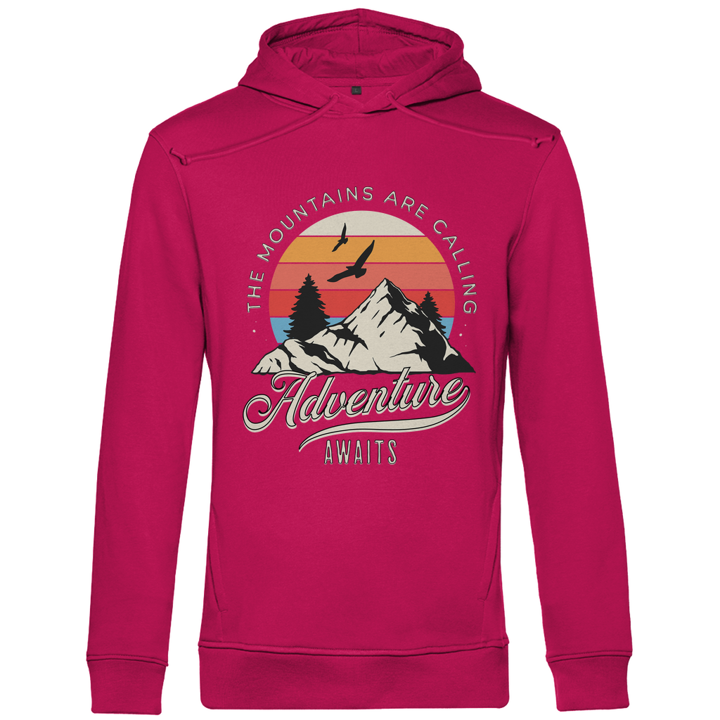 Ein pinker Hoodie mit einem Outdoor-Design, das einen Berg, Bäume und fliegende Vögel zeigt. Im Hintergrund ist ein Sonnenuntergang in warmen Farbstreifen abgebildet. Der Text "The Mountains Are Calling" ist im oberen Bereich des Designs zu sehen, während "Adventure Awaits" in geschwungener Schrift darunter steht. Das Design vermittelt eine abenteuerliche und naturverbundene Atmosphäre, ideal für Liebhaber von Outdoor-Aktivitäten und Bergen.