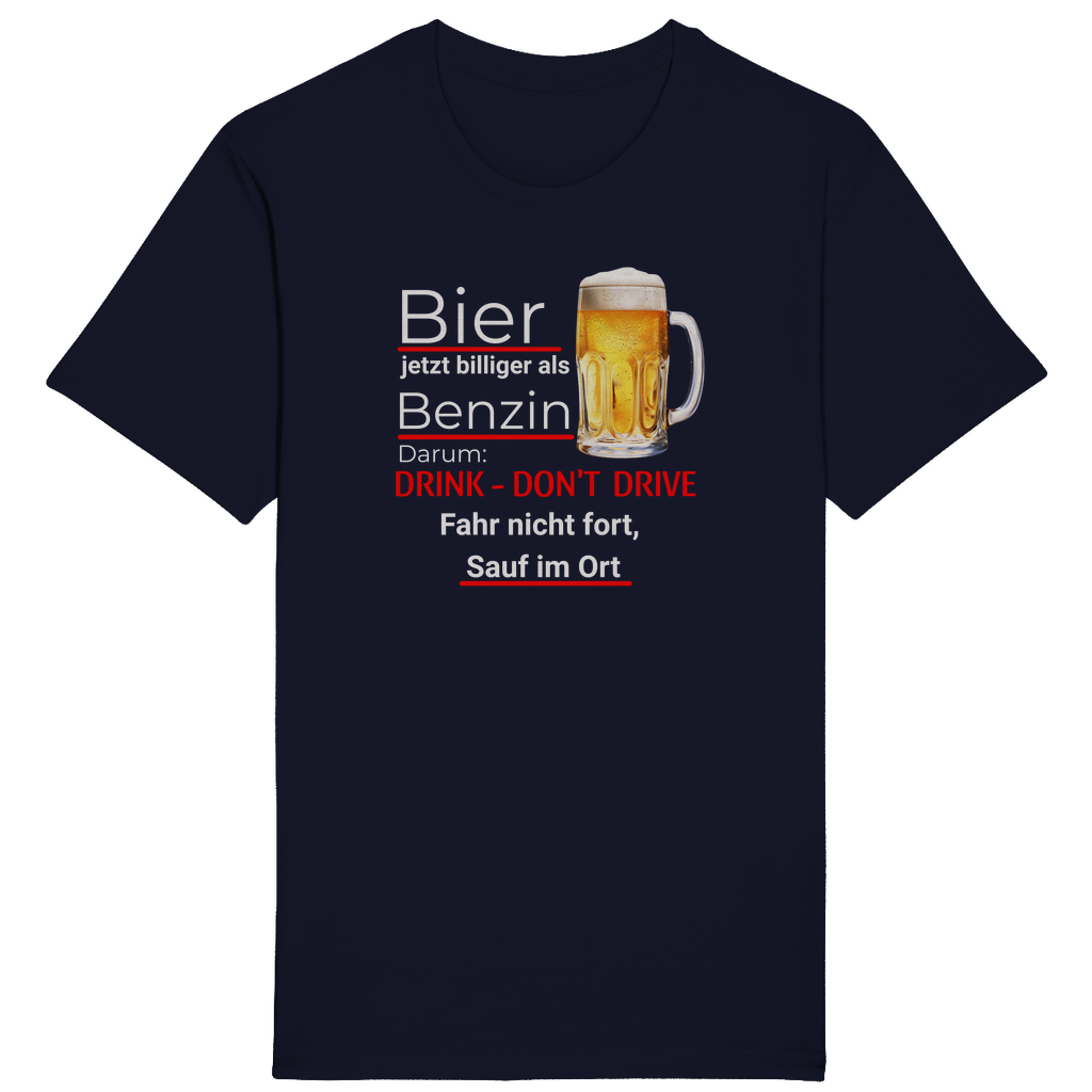 Dunkelblaues T-Shirt mit einem humorvollen Spruch in weißer und roter Schrift: „Bier jetzt billiger als Benzin. Darum: DRINK - DON'T DRIVE. Fahr nicht fort, sauf im Ort.“ Neben dem Text befindet sich ein Bierkrug mit goldenem Bier und Schaum. Der Text spielt humorvoll auf das Thema Trinken und Fahren an.