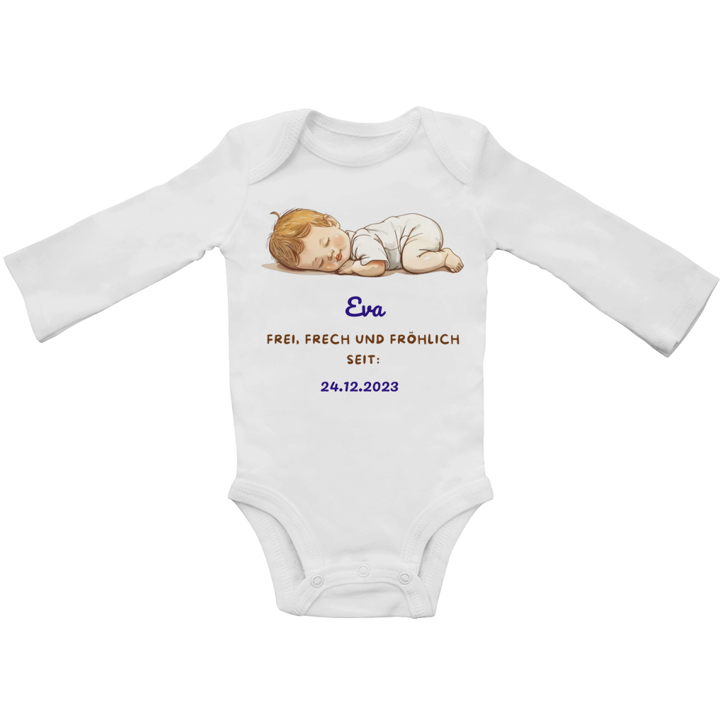 Langärmeliger weißer Baby Bio Body aus zertifizierter Bio-Baumwolle, personalisiert mit Namen und Geburtsdatum. Hautfreundlich und weich, mit Envelope-Ausschnitt und nickelfreien Druckknöpfen, ideal für empfindliche Babyhaut. Verfügbar in Größen von 0/3 Monaten bis 12/18 Monaten.