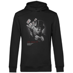 Ein schwarzer Hoodie mit einem mystischen Design, das eine Person mit Zylinder und Fliege zeigt. Die Figur hält Spielwürfel in der Luft, die das Wort "Life" bilden. Darunter steht in roter Schrift "Life's Greatest Act" mit einem weiteren Text in kleinerer Schrift. Der Hoodie wirkt durch das Design geheimnisvoll und kunstvoll.