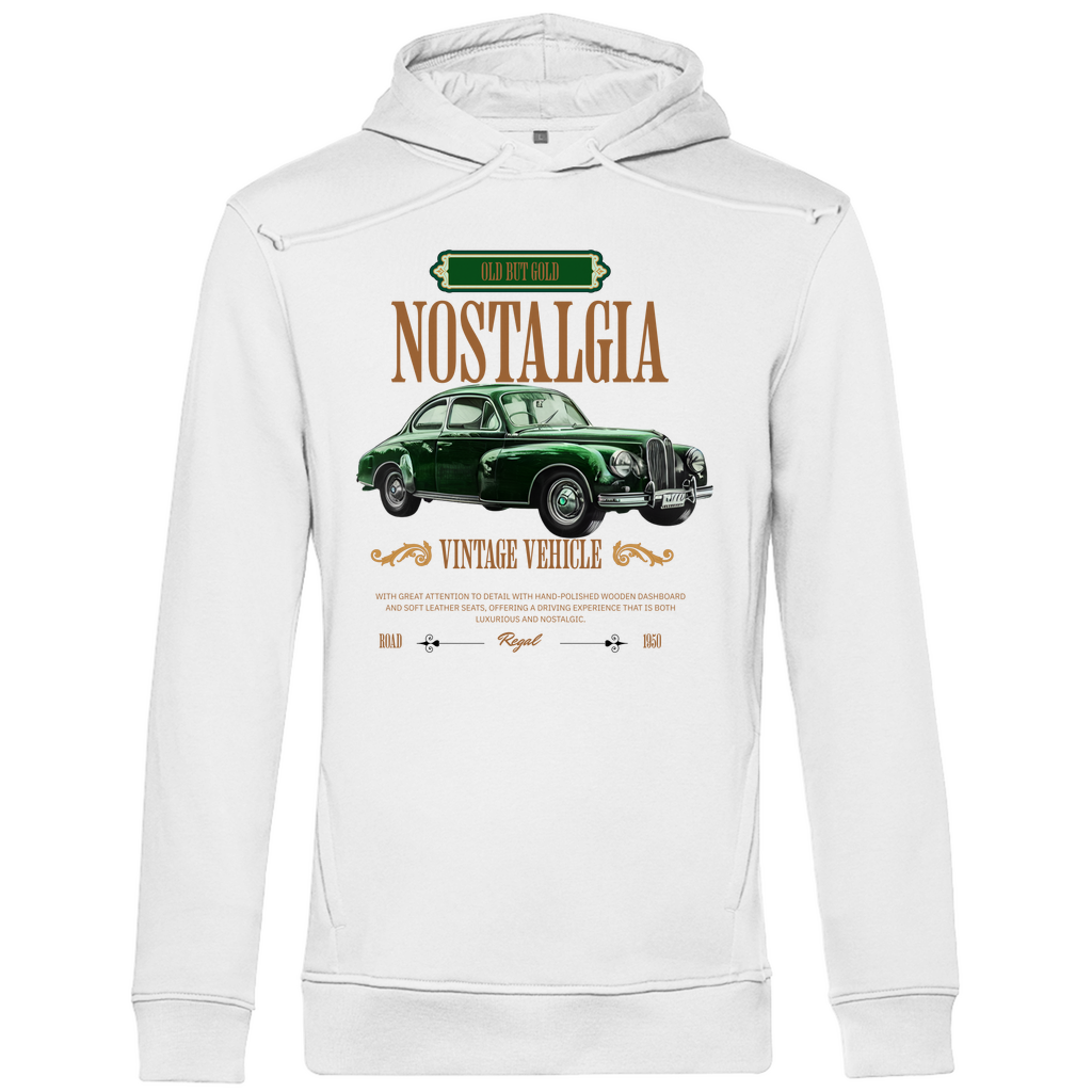 Ein weißer Hoodie mit einem Vintage-Design, das ein klassisches grünes Auto und den Schriftzug "Nostalgia" zeigt. Über dem Auto befindet sich der Text "Old But Gold" in einem dekorativen Rahmen, und darunter steht "Vintage Vehicle" in eleganter Schrift. Ein zusätzlicher Text beschreibt die luxuriösen Details des Fahrzeugs, wie das handpolierte Holzarmaturenbrett und die Ledersitze. Das Design strahlt eine nostalgische und elegante Atmosphäre aus, ideal für Liebhaber klassischer Automobile.