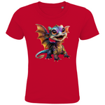 Ein rotes T-Shirt mit einem lebhaften, bunten Drachenmotiv auf der Vorderseite. Der fröhliche Drache ist detailliert und in strahlenden Farben gestaltet, mit großen Augen und einem breiten, freundlichen Lächeln. Die Flügel des Drachens sind ausgebreitet und zeigen eine Mischung aus Orange-, Lila- und Blautönen, die durch glitzernde Muster ergänzt werden. Das Design bringt den Drachen zum Leben und verleiht dem T-Shirt eine fantasievolle und verspielte Note.