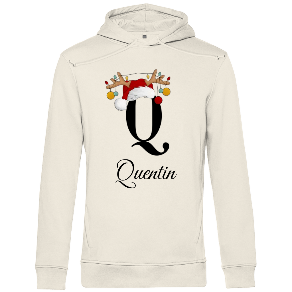 Das Bild zeigt einen cremefarbenen Hoodie mit einem großen Buchstaben „Q“ in Schwarz auf der Vorderseite. Über dem Buchstaben ist eine Weihnachtsmütze und ein Rentiergeweih zu sehen, an dem bunte Kugeln hängen. Darunter steht der Name „Quentin“ in einer eleganten, geschwungenen Schrift. Das Design vermittelt eine festliche und personalisierte Atmosphäre, perfekt für die Winter- und Weihnachtszeit.