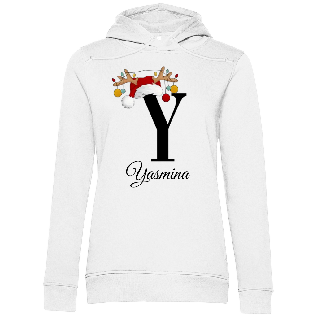 Das Bild zeigt einen weißen Hoodie mit einem personalisierten, weihnachtlichen Design. Im Mittelpunkt des Designs steht der Buchstabe " Y", geschmückt mit einem Rentiergeweih, einem Weihnachtsmann-Hut und bunten Kugeln, die eine festliche Stimmung verbreiten. Unterhalb des Buchstabens ist der Name "Yasmina" in einer eleganten, geschwungenen Schrift abgebildet. Der Hoodie vereint weihnachtliche Elemente mit einer individuellen Note und eignet sich perfekt als persönliches Weihnachtsgeschenk.