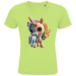 Ein hellgrünes Kinder-T-Shirt mit einem farbenfrohen Einhorn-Design. Das Einhorn hat eine Regenbogenmähne und große, strahlende Augen, die ihm einen niedlichen und lebendigen Ausdruck verleihen. Sein verspieltes Horn und die zarten Verzierungen auf seinem Gesicht ergänzen das charmante Design. Das T-Shirt bietet eine ideale Option für Kinder, die magische und fantasievolle Motive lieben.