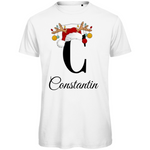 Ein weißes T-Shirt mit einem weihnachtlichen „C“-Design in Schwarz, verziert mit einem Weihnachtsmann-Hut und Rentiergeweihen, an denen bunte Kugeln hängen. Unter dem Buchstaben steht der personalisierte Name „Constantin“ in eleganter, geschwungener Schrift, der nach Wunsch änderbar ist. Dieses festliche T-Shirt bietet die Möglichkeit, den Namen individuell anzupassen und ist perfekt für die Weihnachtszeit.