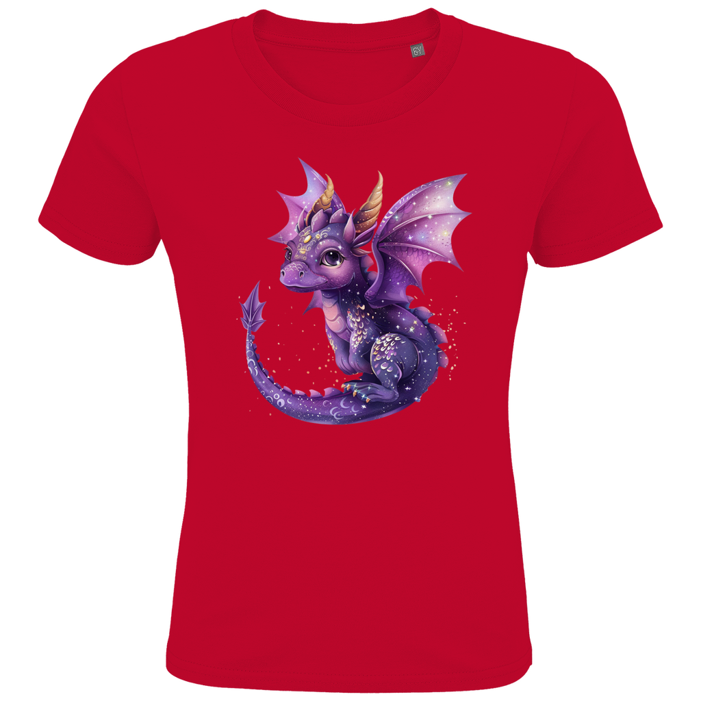 Ein rotes Kinder-T-Shirt, bedruckt mit einem niedlichen lila Drachen. Der Drache hat große, freundliche Augen, goldene Hörner und schimmernde Flügel, die mit kleinen Sternen und glitzernden Punkten verziert sind. Der Detailreichtum des Designs, von den zarten Schuppen bis zu den leuchtenden Farben, macht das Motiv besonders ansprechend und fantasievoll. Ein ideales T-Shirt für Kinder, die magische und zauberhafte Motive lieben.