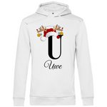 Ein weißer Hoodie mit einem weihnachtlichen Design, das den Buchstaben „U“ in Schwarz zeigt. Der Buchstabe ist mit einem Weihnachtsmann-Hut und Rentiergeweihen verziert, an denen bunte Kugeln hängen. Unter dem Buchstaben steht der Name „Uwe“ in eleganter, geschwungener Schrift. Der Hoodie vermittelt eine festliche und persönliche Stimmung, perfekt geeignet für die Weihnachtszeit.