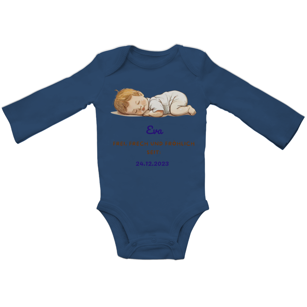 Langärmeliger in Farbe Nautical Navy. Ein Baby Bio Body aus zertifizierter Bio-Baumwolle, personalisiert mit Namen und Geburtsdatum. Hautfreundlich und weich, mit Envelope-Ausschnitt und nickelfreien Druckknöpfen, ideal für empfindliche Babyhaut. Verfügbar in Größen von 0/3 Monaten bis 12/18 Monaten.