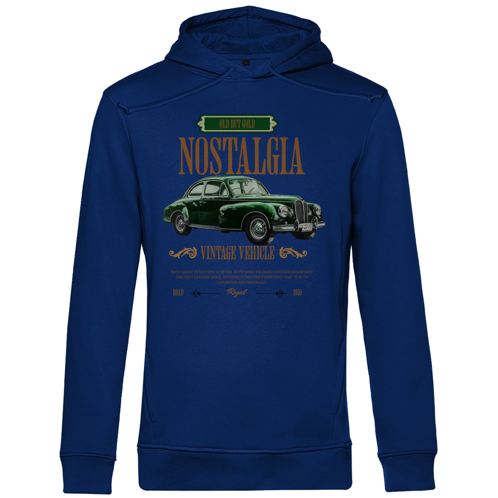 Ein blauer Hoodie mit einem Vintage-Design, das ein klassisches grünes Auto und den Schriftzug "Nostalgia" zeigt. Über dem Auto befindet sich der Text "Old But Gold" in einem dekorativen Rahmen, und darunter steht "Vintage Vehicle" in eleganter Schrift. Ein zusätzlicher Text beschreibt die luxuriösen Details des Fahrzeugs, wie das handpolierte Holzarmaturenbrett und die Ledersitze. Das Design strahlt eine nostalgische und elegante Atmosphäre aus, ideal für Liebhaber klassischer Automobile.