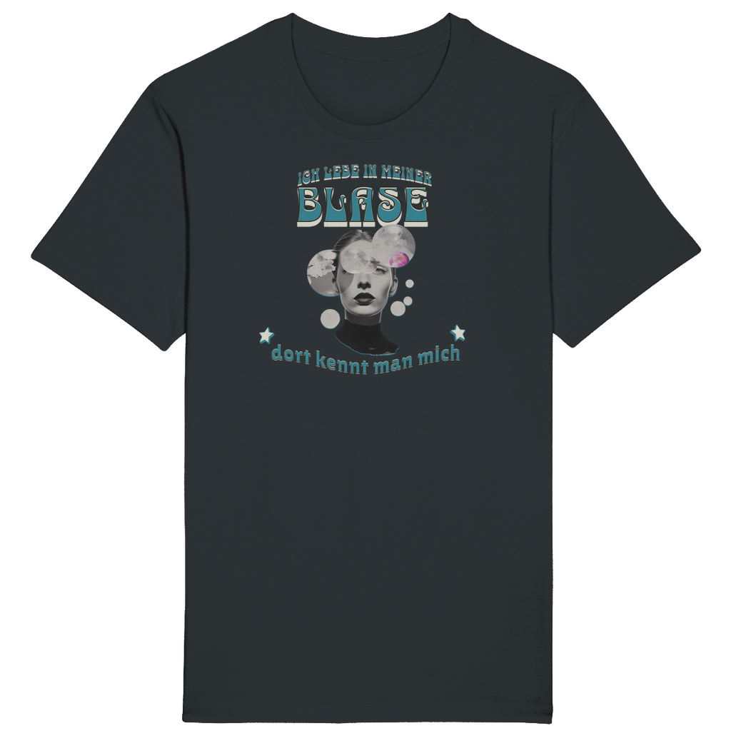 Dunkelgraues T-Shirt mit einem künstlerischen und humorvollen Design: „Ich lebe in meiner Blase – dort kennt man mich“. Der Spruch ist in einer verspielten, farbenfrohen Schrift gestaltet und wird durch das Bild einer nachdenklichen Person inmitten von Blasen ergänzt, die Gedanken und Träume symbolisieren. Ein einzigartiges Shirt für alle, die ihre eigene Welt schätzen und das mit Stil zeigen möchten!