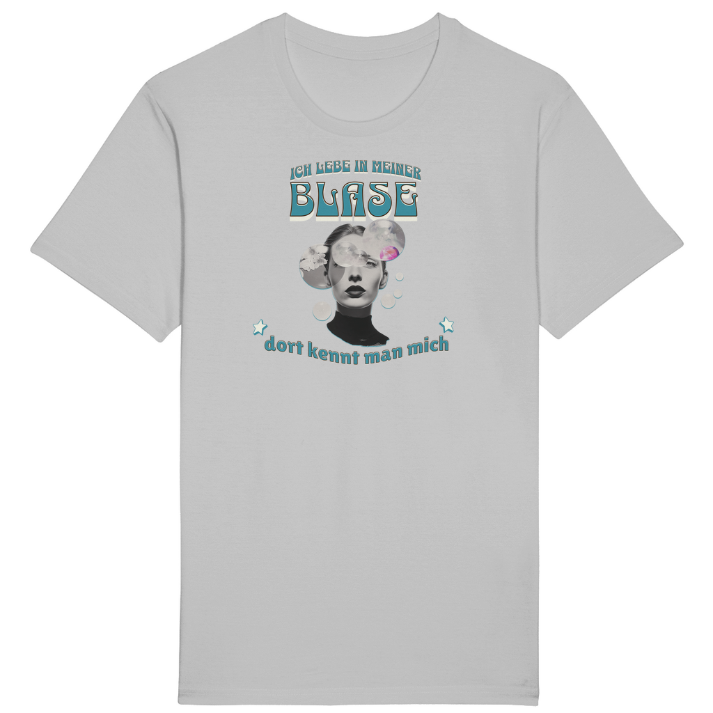 Hellgraues T-Shirt mit einem künstlerischen und humorvollen Design: „Ich lebe in meiner Blase – dort kennt man mich“. Der Spruch ist in einer verspielten, farbenfrohen Schrift gestaltet und wird durch das Bild einer nachdenklichen Person inmitten von Blasen ergänzt, die Gedanken und Träume symbolisieren. Ein einzigartiges Shirt für alle, die ihre eigene Welt schätzen und das mit Stil zeigen möchten!