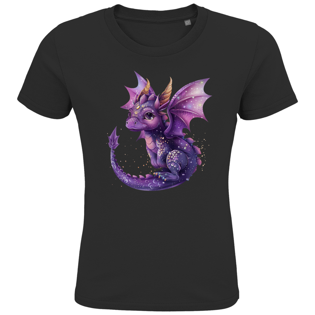 Ein schwarzes Kinder-T-Shirt, bedruckt mit einem niedlichen lila Drachen. Der Drache hat große, freundliche Augen, goldene Hörner und schimmernde Flügel, die mit kleinen Sternen und glitzernden Punkten verziert sind. Der Detailreichtum des Designs, von den zarten Schuppen bis zu den leuchtenden Farben, macht das Motiv besonders ansprechend und fantasievoll. Ein ideales T-Shirt für Kinder, die magische und zauberhafte Motive lieben.