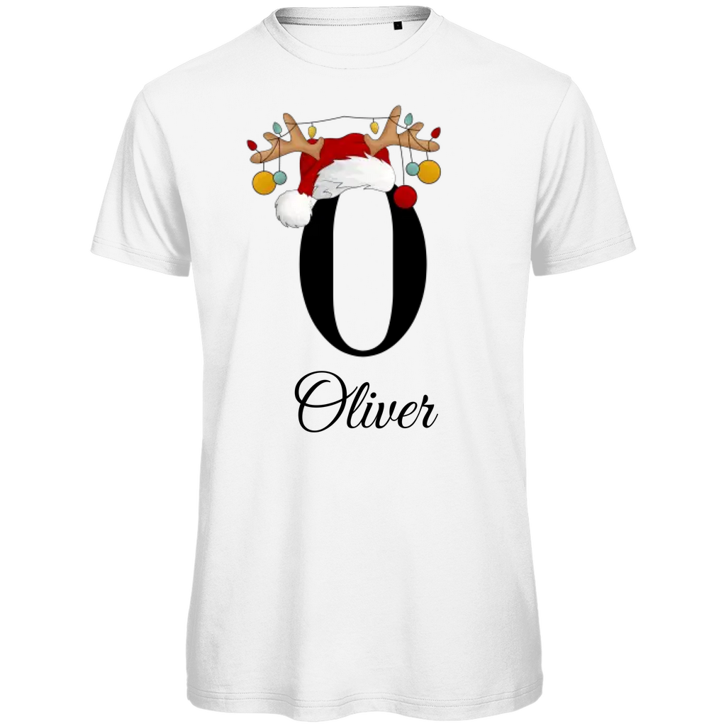 Ein weißes T-Shirt mit einem weihnachtlichen Design. Der große Buchstabe "O" ist mittig auf der Brust abgebildet und trägt einen Weihnachtsmann-Hut sowie Rentiergeweihe, an denen bunte Weihnachtskugeln hängen. Unterhalb des Buchstabens steht der Name "Oliver" in eleganter, geschwungener Schrift. Das Design vermittelt eine festliche Stimmung und ist personalisiert für den Namen Oliver.