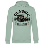 Ein hellgrüner Hoodie mit einem auffälligen Retro-Design. Im Mittelpunkt steht ein klassisches Auto, umrahmt von dem Schriftzug „Classic“ in großen, markanten Buchstaben. Darunter befinden sich Retro-Elemente wie Rennflaggen, Sterne und ein Barcode mit dem Text „Classic Car“. Das Design ist eine Hommage an vergangene Zeiten und verleiht dem Hoodie eine stilvolle, nostalgische Note. Ideal für Liebhaber von Vintage-Autos und klassischem Stil.