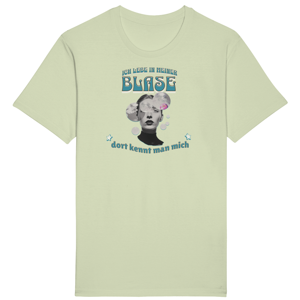 Hellgrünes T-Shirt mit einem künstlerischen und humorvollen Design: „Ich lebe in meiner Blase – dort kennt man mich“. Der Spruch ist in einer verspielten, farbenfrohen Schrift gestaltet und wird durch das Bild einer nachdenklichen Person inmitten von Blasen ergänzt, die Gedanken und Träume symbolisieren. Ein einzigartiges Shirt für alle, die ihre eigene Welt schätzen und das mit Stil zeigen möchten!