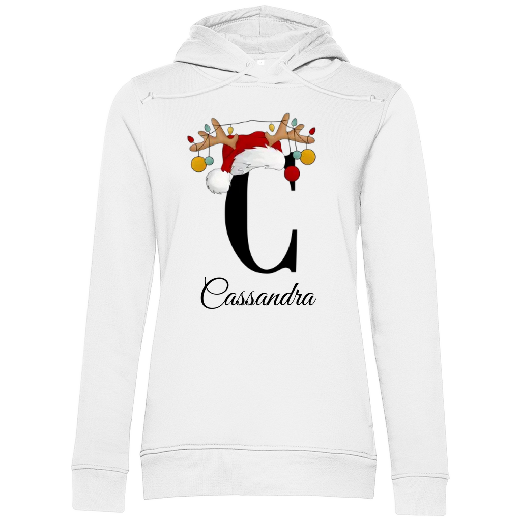 Das Bild zeigt einen weißen Hoodie mit einem personalisierten, weihnachtlichen Design. Im Mittelpunkt des Designs steht der Buchstabe "C", geschmückt mit einem Rentiergeweih, einem Weihnachtsmann-Hut und bunten Kugeln, die eine festliche Stimmung verbreiten. Unterhalb des Buchstabens ist der Name "Cassandra" in einer eleganten, geschwungenen Schrift abgebildet. Der Hoodie vereint weihnachtliche Elemente mit einer individuellen Note und eignet sich perfekt als persönliches Weihnachtsgeschenk.