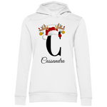 Das Bild zeigt einen weißen Hoodie mit einem personalisierten, weihnachtlichen Design. Im Mittelpunkt des Designs steht der Buchstabe "C", geschmückt mit einem Rentiergeweih, einem Weihnachtsmann-Hut und bunten Kugeln, die eine festliche Stimmung verbreiten. Unterhalb des Buchstabens ist der Name "Cassandra" in einer eleganten, geschwungenen Schrift abgebildet. Der Hoodie vereint weihnachtliche Elemente mit einer individuellen Note und eignet sich perfekt als persönliches Weihnachtsgeschenk.