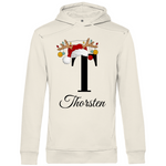 Ein cremefarbenen Hoodie mit einem weihnachtlichen Design, das den Buchstaben „T“ in Schwarz zeigt. Der Buchstabe ist mit einem Weihnachtsmann-Hut sowie Rentiergeweihen verziert, an denen bunte Kugeln hängen. Unter dem Buchstaben steht der Name „Thorsten“ in eleganter, geschwungener Schrift. Der Hoodie verleiht eine festliche und persönliche Note, perfekt geeignet für die Weihnachtszeit.