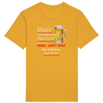 Gelbes T-Shirt mit einem humorvollen Spruch in weißer und roter Schrift: „Bier jetzt billiger als Benzin. Darum: DRINK - DON'T DRIVE. Fahr nicht fort, sauf im Ort.“ Neben dem Text befindet sich ein Bierkrug mit goldenem Bier und Schaum. Der Text spielt humorvoll auf das Thema Trinken und Fahren an.