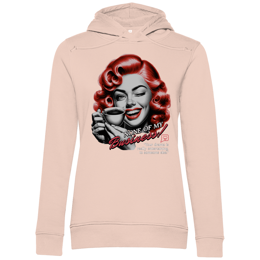 Hellrosa Damen-Hoodie mit einem Vintage-inspirierten Design. Das Motiv zeigt eine Frau mit roten Locken, die eine Kaffeetasse hält und zwinkert. Der Text auf dem Hoodie lautet „None of my Business!“, darunter steht: „Your drama is really entertaining to someone else.“. Der Hoodie kombiniert eine sanfte Farbe mit einem humorvollen Retro-Statement.