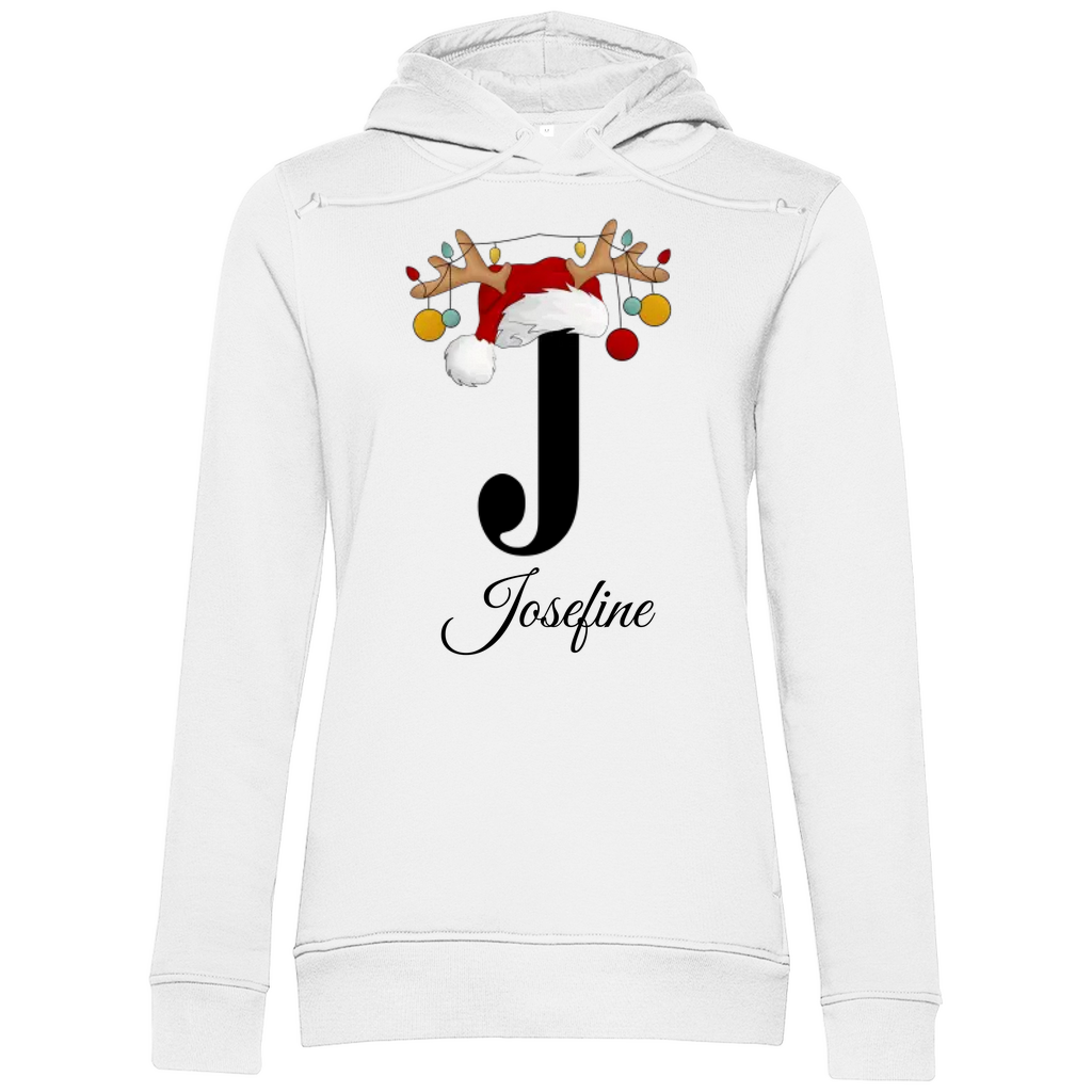 Das Bild zeigt einen weißen Hoodie mit einem personalisierten, weihnachtlichen Design. Im Mittelpunkt des Designs steht der Buchstabe "J", geschmückt mit einem Rentiergeweih, einem Weihnachtsmann-Hut und bunten Kugeln, die eine festliche Stimmung verbreiten. Unterhalb des Buchstabens ist der Name "Josefine" in einer eleganten, geschwungenen Schrift abgebildet. Der Hoodie vereint weihnachtliche Elemente mit einer individuellen Note und eignet sich perfekt als persönliches Weihnachtsgeschenk.