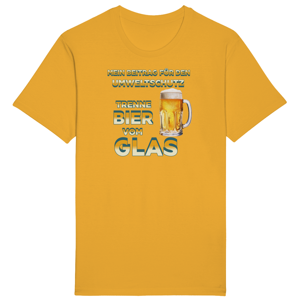 Gelbes T-Shirt mit einem humorvollen Spruch zum Umweltschutz in gelb-weiß-blauem Farbverlauf: „Mein Beitrag für den Umweltschutz – Trenne Bier vom Glas“. Neben dem Text befindet sich ein Bierkrug mit goldenem Bier und Schaum.