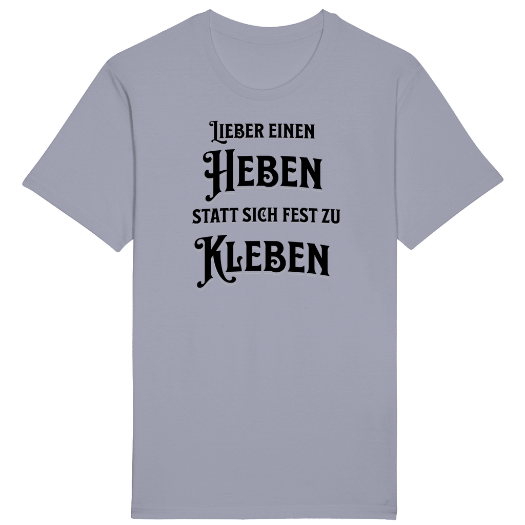 Hellblaues T-Shirt mit einem witzigen Spruch: „Lieber einen heben statt sich fest zu kleben.“ Der humorvolle Text ist in einer auffälligen, verspielten Schrift gestaltet und spricht diejenigen an, die das Leben mit einem Augenzwinkern und Gelassenheit genießen. Ein Statement-Shirt für entspannte Lebensfreude!