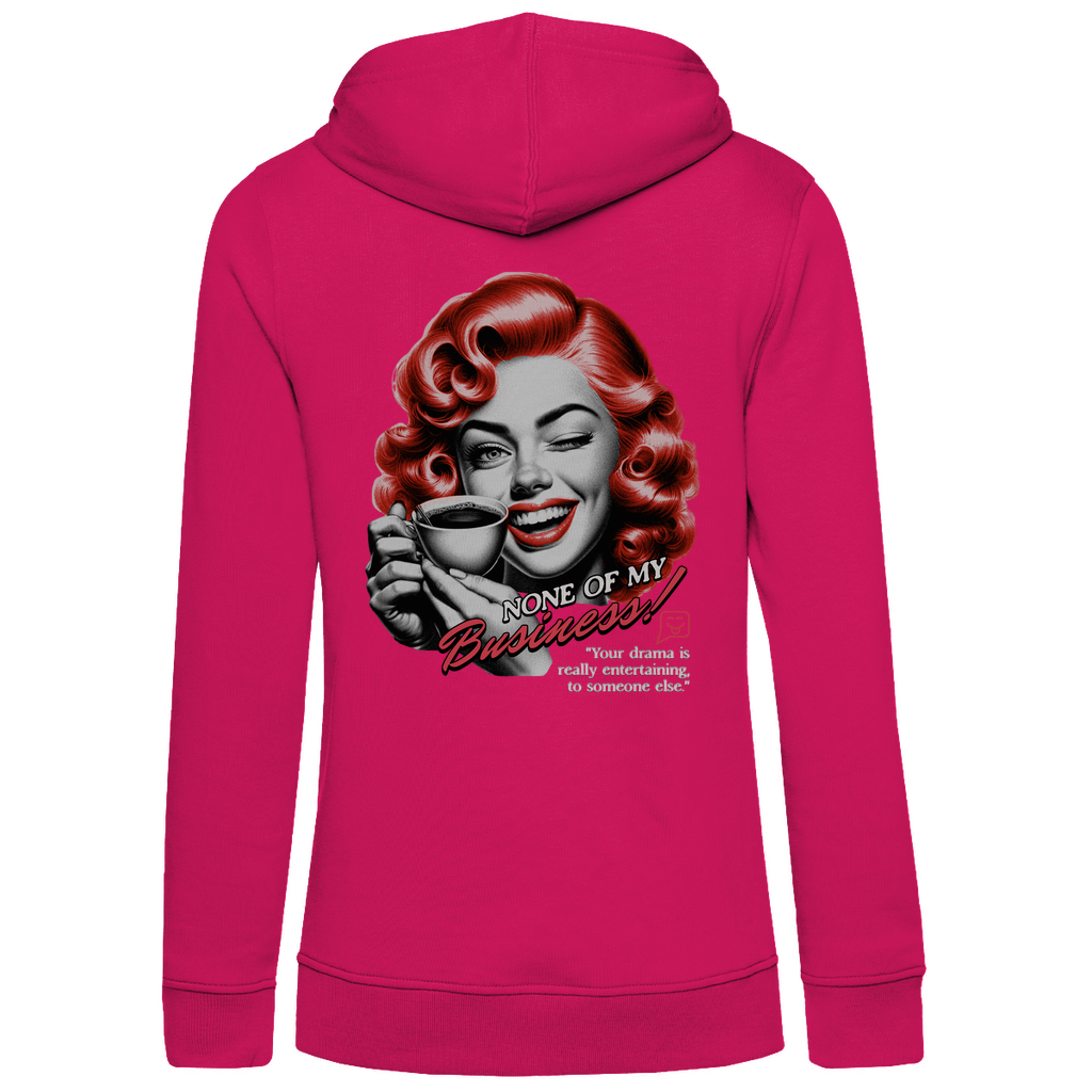 Pinker Damen-Hoodie, Rückansicht, mit einem Vintage-inspirierten Design. Das Motiv zeigt eine Frau mit roten Locken, die eine Kaffeetasse hält und zwinkert. Der Text lautet „None of my Business!“, gefolgt von „Your drama is really entertaining to someone else.“. Der Hoodie kombiniert eine kräftige Farbe mit einem humorvollen Retro-Statement auf der Rückseite.