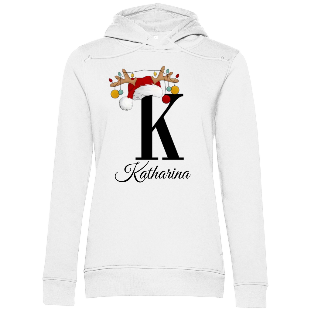 Das Bild zeigt einen weißen Hoodie mit einem personalisierten, weihnachtlichen Design. Im Mittelpunkt des Designs steht der Buchstabe "K", geschmückt mit einem Rentiergeweih, einem Weihnachtsmann-Hut und bunten Kugeln, die eine festliche Stimmung verbreiten. Unterhalb des Buchstabens ist der Name "Katharina" in einer eleganten, geschwungenen Schrift abgebildet. Der Hoodie vereint weihnachtliche Elemente mit einer individuellen Note und eignet sich perfekt als persönliches Weihnachtsgeschenk.