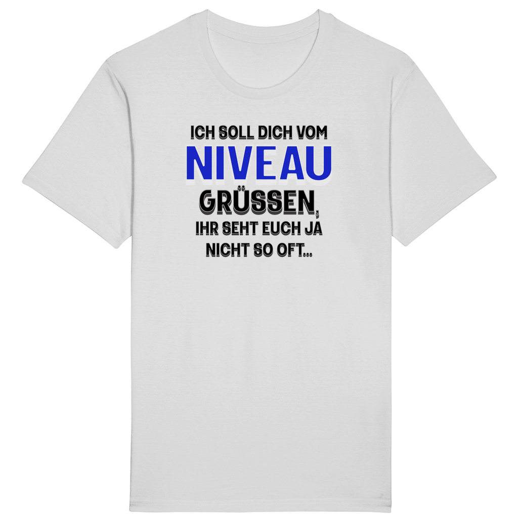 
Weißes T-Shirt mit einem humorvollen Aufdruck: „Ich soll dich vom Niveau grüßen, ihr seht euch ja nicht so oft…“ Der Spruch ist in unterschiedlichen Schriftgrößen und -farben gestaltet, wobei das Wort „Niveau“ in auffälligem Blau hervorgehoben ist. Ein augenzwinkerndes Design für alle, die gern mit Witz und Charme punkten!