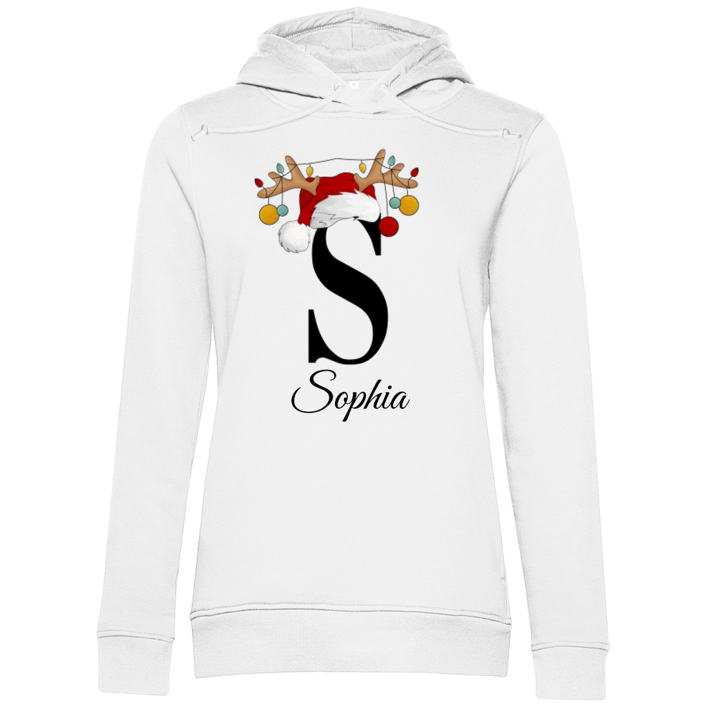 Das Bild zeigt einen weißen Hoodie mit einem personalisierten, weihnachtlichen Design. Im Mittelpunkt des Designs steht der Buchstabe "S", geschmückt mit einem Rentiergeweih, einem Weihnachtsmann-Hut und bunten Kugeln, die eine festliche Stimmung verbreiten. Unterhalb des Buchstabens ist der Name "Sophia" in einer eleganten, geschwungenen Schrift abgebildet. Der Hoodie vereint weihnachtliche Elemente mit einer individuellen Note und eignet sich perfekt als persönliches Weihnachtsgeschenk.