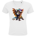 Ein weißes T-Shirt mit einem lebhaften, bunten Drachenmotiv auf der Vorderseite. Der fröhliche Drache ist detailliert und in strahlenden Farben gestaltet, mit großen Augen und einem breiten, freundlichen Lächeln. Die Flügel des Drachens sind ausgebreitet und zeigen eine Mischung aus Orange-, Lila- und Blautönen, die durch glitzernde Muster ergänzt werden. Das Design bringt den Drachen zum Leben und verleiht dem T-Shirt eine fantasievolle und verspielte Note.