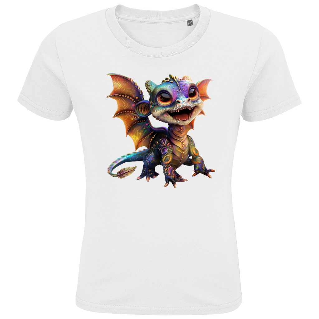 Ein weißes T-Shirt mit einem lebhaften, bunten Drachenmotiv auf der Vorderseite. Der fröhliche Drache ist detailliert und in strahlenden Farben gestaltet, mit großen Augen und einem breiten, freundlichen Lächeln. Die Flügel des Drachens sind ausgebreitet und zeigen eine Mischung aus Orange-, Lila- und Blautönen, die durch glitzernde Muster ergänzt werden. Das Design bringt den Drachen zum Leben und verleiht dem T-Shirt eine fantasievolle und verspielte Note.