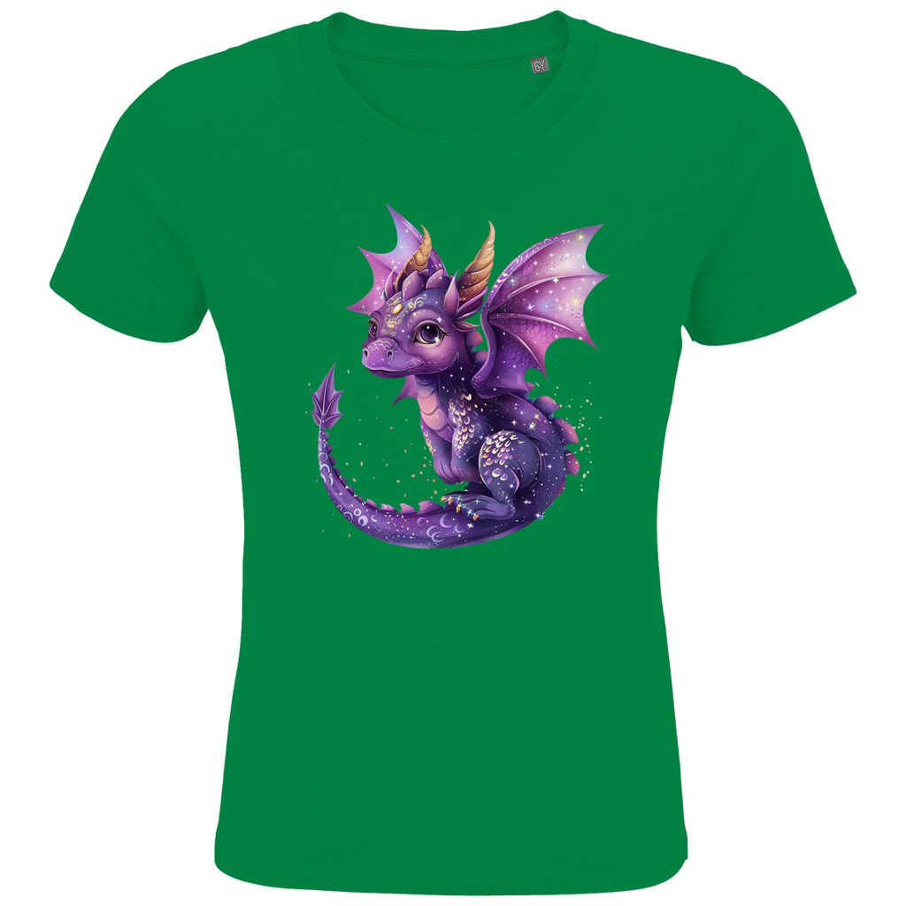 Ein grünes Kinder-T-Shirt, bedruckt mit einem niedlichen lila Drachen. Der Drache hat große, freundliche Augen, goldene Hörner und schimmernde Flügel, die mit kleinen Sternen und glitzernden Punkten verziert sind. Der Detailreichtum des Designs, von den zarten Schuppen bis zu den leuchtenden Farben, macht das Motiv besonders ansprechend und fantasievoll. Ein ideales T-Shirt für Kinder, die magische und zauberhafte Motive lieben.