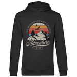 Ein dunkelgrauer Hoodie mit einem Outdoor-Design, das einen Berg, Bäume und fliegende Vögel zeigt. Im Hintergrund ist ein Sonnenuntergang in warmen Farbstreifen abgebildet. Der Text "The Mountains Are Calling" ist im oberen Bereich des Designs zu sehen, während "Adventure Awaits" in geschwungener Schrift darunter steht. Das Design vermittelt eine abenteuerliche und naturverbundene Atmosphäre, ideal für Liebhaber von Outdoor-Aktivitäten und Bergen.