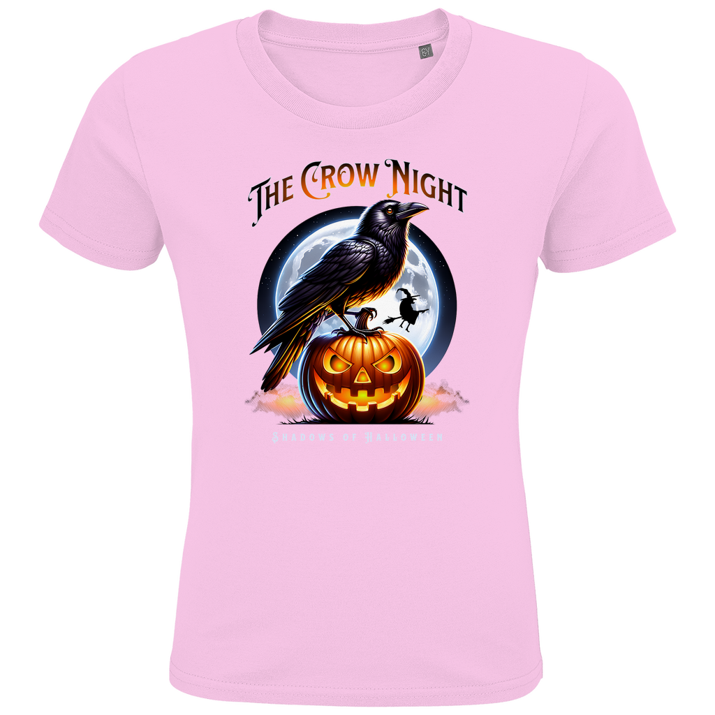 Ein rosa T-Shirt mit einem auffälligen Halloween-Design. Eine Krähe sitzt auf einem leuchtenden Kürbis, während im Hintergrund ein großer Vollmond und eine fliegende Fledermaus zu sehen sind. Oberhalb des Bildes steht der Schriftzug „The Crow Night“, darunter „Shadows of Halloween“. Das Design strahlt eine düstere und geheimnisvolle Halloween-Stimmung aus.